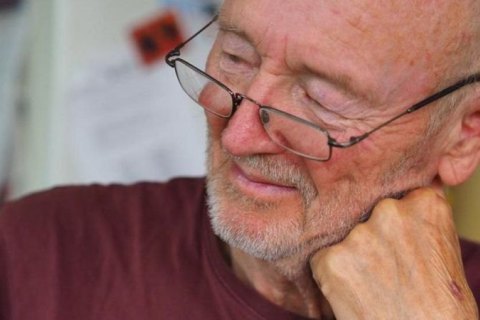 Умер мужчина, который первым в мире получил прививку от коронавируса