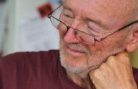 Умер мужчина, который первым в мире получил прививку от коронавируса