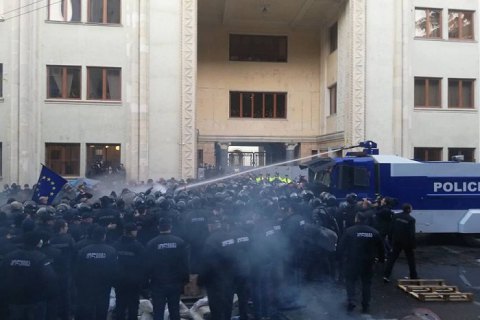 У Грузії спецпризначенці розігнали акцію опозиції біля парламенту