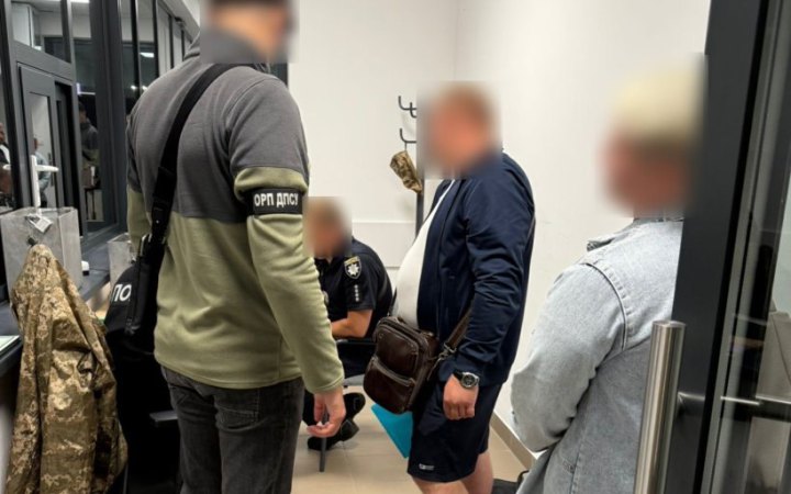 На кордоні затримали дві "пари". Один з чоловіків їхав із двома дружинами: колишньою і теперішньою