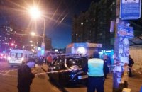 Автомобиль такси въехал на остановку в Киеве, пострадали два человека