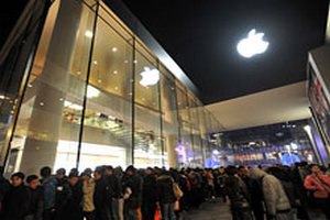 В Китае приостановили продажу iPhone 4S, чтобы давка не переросла в беспорядки