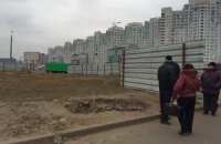 Жители Осокорков в Киеве сегодня снова пойдут ломать забор застройщика