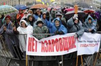 Предприниматели мокнут под дождем, но держатся