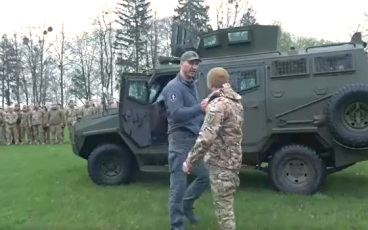 Володимир Кличко разом з волонтерами "Української команди" привезли 204-му батальйону броньовик українського виробництва