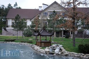 Сім'я Захарченка побудувала будинок на незаконно приватизованій землі