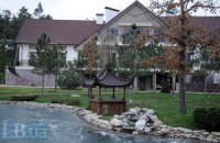 Сім'я Захарченка побудувала будинок на незаконно приватизованій землі