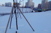 На Осокорках спилили деревья в сквере на месте скандальной стройки