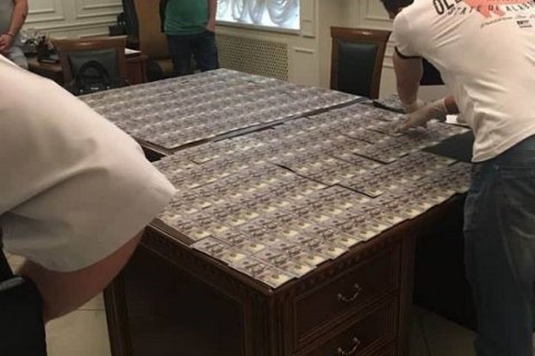 В Запорожье при получении $25 тыс. взятки задержан адвокат