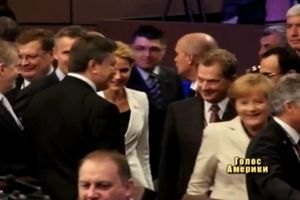 Янукович поздравил Ангелу Меркель