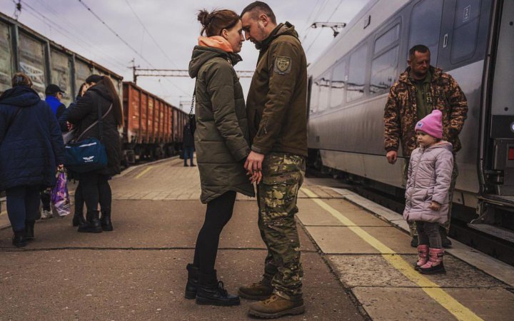 Кабмін виключив згадку про військових з постанови, що регулює звільнення зі служби за сімейними обставинами