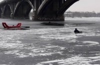 Спасатели достали из Днепра мужчину, упавшего с моста