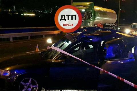 На Южном мосту в Киеве бензовоз врезался в заглохшее авто, два человека погибли