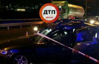 На Южном мосту в Киеве бензовоз врезался в заглохшее авто, два человека погибли