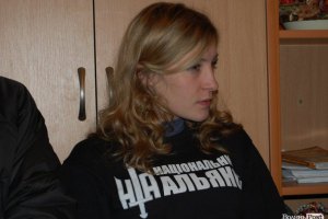 Активистку луцкого Евромайдана посадили под домашний арест за надругательство над портретом Януковича