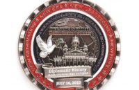 Онлайн-магазин продає підроблену монету з помилками на честь зустрічі Трампа і Путіна в Гельсінкі