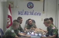 Военный из ВМС Таиланда вернулся на горящий корабль, чтобы спасти четырех котов