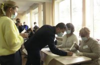К  Зеленскому возле избирательного участка пыталась подбежать полуголая активистка Femen 