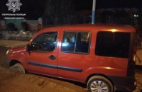 Во Львове пьяный водитель Fiat застрял в свежем бетоне