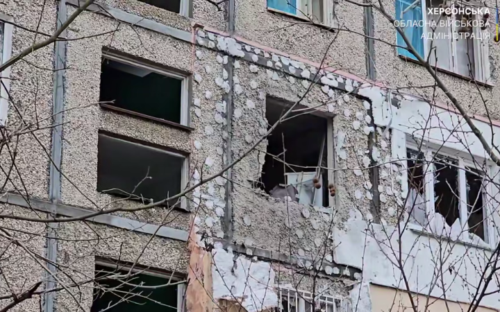Росіяни вдарили дроном по Дніпровському району Херсона, є поранений