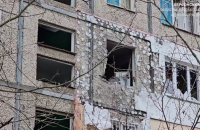 Росіяни вдарили дроном по Дніпровському району Херсона, є поранений