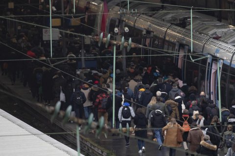 Из-за забастовки во Франции третий день парализовано движение общественного транспорта