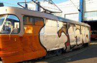 У Києві невідомі в масках заблокували рух трамвая і розмалювали його
