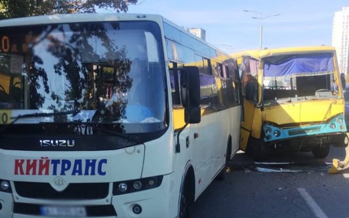 У Києві в ДТП з двома маршрутками постраждали троє людей, серед них - дитина