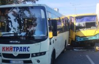 У Києві в ДТП з двома маршрутками постраждали троє людей, серед них - дитина