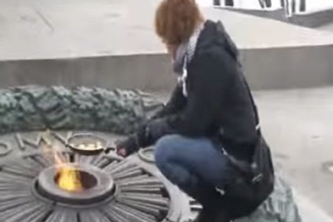 ЕСПЧ присудил €4000 участнице акции по приготовлению яичницы на Вечном огне в Киеве