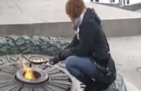 ЕСПЧ присудил €4000 участнице акции по приготовлению яичницы на Вечном огне в Киеве