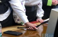 Тимошенко поломала микрофон Разумкова и повредила палец