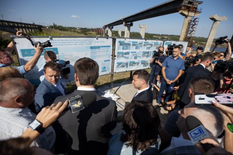 Зеленский удивился стоимости моста в Запорожье и привязке цен к доллару