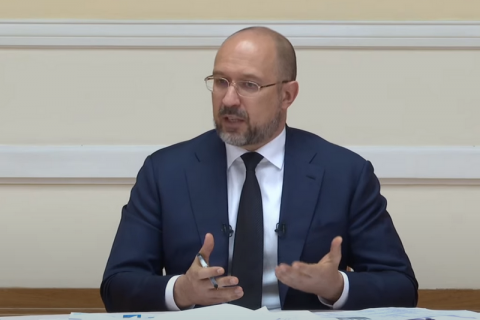 Кабмин заложил в бюджет на 2022 год среднюю зарплату 15,3 тыс. гривен и курс доллара 28,6 грн