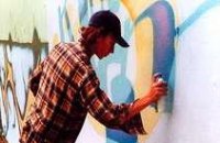 20-летний днепропетровчанин разрисовал граффити электричку «Харьков – Изюм»