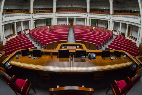 Менше половини депутатів Ради вакцинувалися від коронавірусу