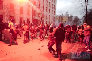 ​В интернет попало видео жестокого избиения "Беркутом" активистов возле АП 