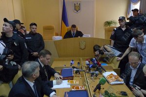 Из зала суда выносят людей