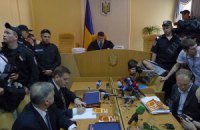 Из зала суда выносят людей