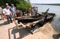 На Хортице со дна Днепра подняли старинную лодку