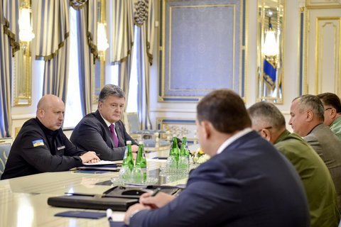 Порошенко поручил привести армию в повышенную боеготовность 