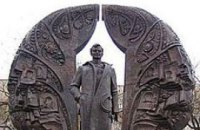 Мать Гонгадзе просит снести памятник сыну