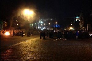 На Грушевского снова жгут шины, протестуя против бездействия властей в Крыму