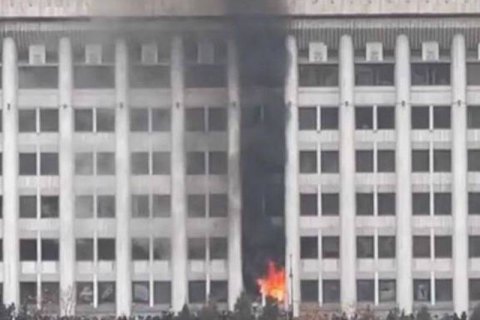В Казахстане митингующие массово штурмовали местные администрации