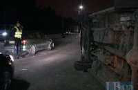Пьяный водитель в Киеве врезался в перевернутый микроавтобус