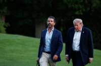 Трамп пожертвує поїздкою на весілля сина заради державних справ
