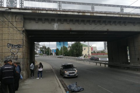 В Киеве с железнодорожного моста упал мужчина