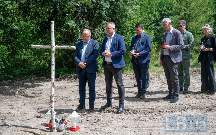 «Ми хочемо, щоб їх поховали тут». Як працює польсько-українська місія з пошуку жертв Волинської трагедії 