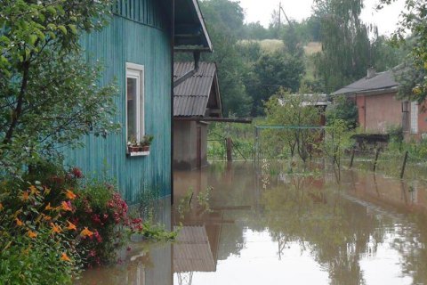 На Прикарпатье из-за непогоды подтоплены более 200 жилых домов