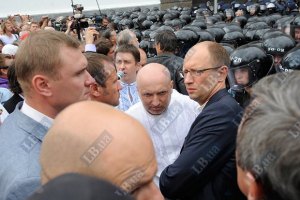 Турчинов считает Яценюка "бойцом" и обещает кадровые перестановки